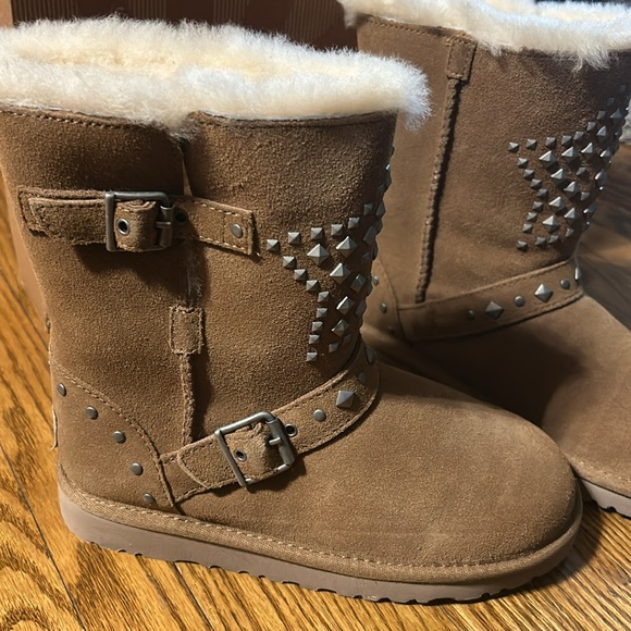 Brand New Kids UGG Boots in Chestnut - Picture 5 of 6